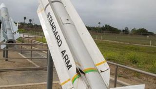 صواريخ خارجة عن الخدمة عند مدخل محطة الطيران البحرية السابقة في كاليفورنيا 