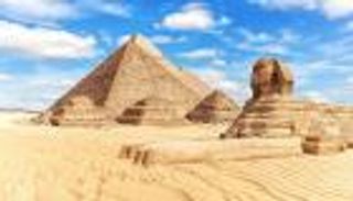 إخلاء سبيل إسباني وصديقته بعد واقعة خلع ملابس أمام الأهرامات