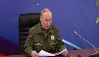 الرئيس الروسي فلاديمير بوتين بالزي العسكري