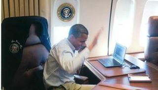 أوباما يجري اتصالا في إير فورس وان