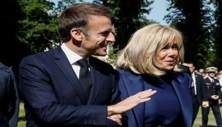 الرئيس الفرنسي إيمانويل ماكرون وزوجته بريجيت - رويترز