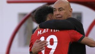 مروان عطية يحتفل بهدفه مع حسام حسن