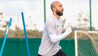 عبدلي لاعب منتخب الجزائر