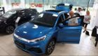 بعد سنوات من الصعود السريع.. السيارات الكهربائية تواجه أبطأ نمو عالمي في 2026