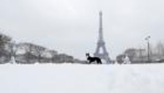 فرنسا تتأهب لـ&laquo;موجة ثلوج&raquo; في 23 مقاطعة