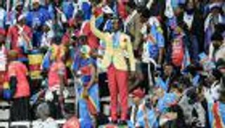 الجزائر أنهت قصته.. مشجع الكونغو &laquo;التمثال&raquo; يودع &laquo;أمم أفريقيا&raquo; (فيديو)