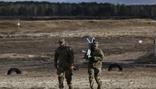 جندي أمريكي يحمل جزءًا من نظام مضاد للطائرات دون طيار يعمل بالذكاء الاصطناعي