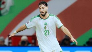 بن سبعيني مدافع منتخب الجزائر