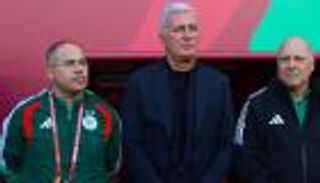 مدرب الجزائر يرد على منتقدي زروقي ويبعث رسالة لبولبينة