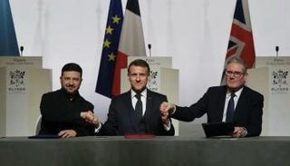 ماكرون يتوسط ستارمر وزيلينسكي