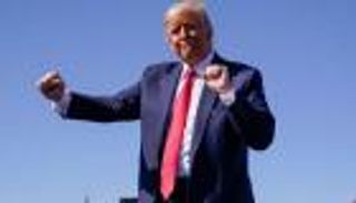 &laquo;ليس من شيم الرؤساء&raquo;.. رقص ترامب يحرج ميلانيا