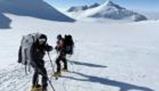 فاطمة العوضي تهدي إنجازها في القارة القطبية الجنوبية لرئيس الإمارات