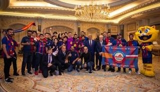 البولندي روبرت ليفاندوفسكي ومشجعي البارسا