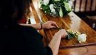 تخطّت 5 آلاف دولار.. ارتفاع تكاليف الجنازات يدفع البريطانيين إلى الاقتراض