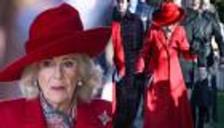 بعد إليزابيث الثانية.. الملكة كاميلا تعيد موضة المعاطف الحمراء