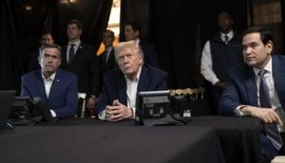 دونالد ترامب خلال متابعة عملية اعتقال لوكاس مادورو