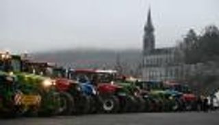 احتجاجات المزارعين في باريس.. قافلة الجرارات تصل للبرلمان