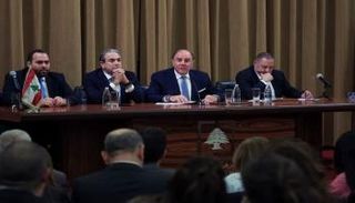 حاكم مصرف لبنان يتوسط مسؤولين آخرين