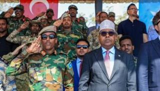 وزير الدفاع الصومالي وقائد الجيش الوطني الصومالي خلال مشاركتهم في حفل التخريج