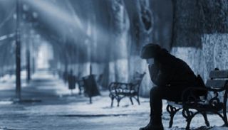  يشعر الكثيرون بوهن مزاجي، بعد احتفالات بداية العام، يُطلق عليه "اكتئاب يناير".