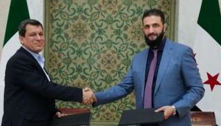 الشرع وقائد قوات سوريا الديمقراطية بعد توقيع اتفاق مارس