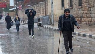 سوريون ينزحون من أحياء في حلب 