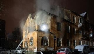 حريق جراء هجوم روسي في مبنى بكييف