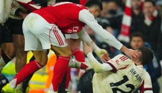 واقعة مارتينيلي وبرادلي في مباراة أرسنال وليفربول