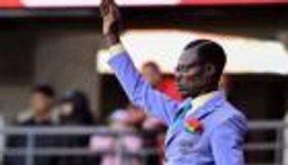 بهدية خاصة.. تكريم رسمي لـ&laquo;المشجع التمثال&raquo; في كأس أمم أفريقيا