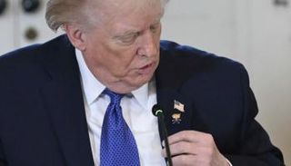 دبوس «ترامب السعيد» على صدر سترة الرئيس الأمريكي