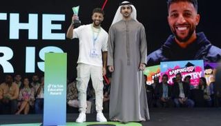 محمد بن راشد بن محمد بن راشد يكرّم الفائز