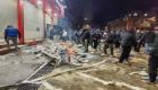 إيران تتهم واشنطن بتفجير الشارع.. وترامب يهدد بـ&laquo;الضرب في موضع الألم&raquo;