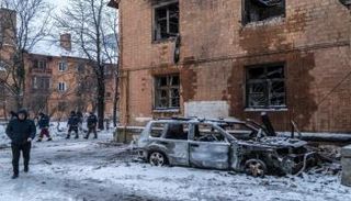 أضرار لحقت بمبنى سكني وسيارة في حي دنيبروفسكي في كييف.