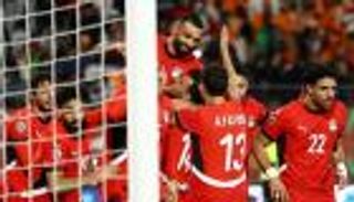 صلاح ومرموش يستعدان للسنغال بمباراة شاطئية (صور)