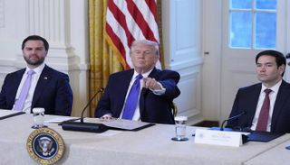 الرئيس الأمريكي يوقع أمراً تنفيذياً لحماية عوائد النفط الفنزويلية