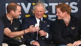 هاري بجوار والده وشقيقه خلال دورة افتتاح ألعاب إنفكتوس 2014