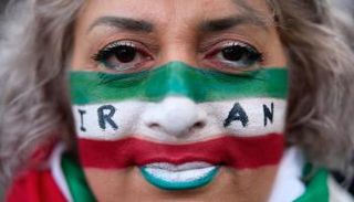 متظاهرة قامت بطلاء وجهها بألوان العلم الإيراني دعما للاحتجاجات