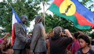 علم كاليدونيا الجديدة بجانب علم فرنسا