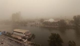 عاصفة ترابية تحجب الرؤية في وسط القاهرة