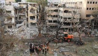 عمال الطوارئ في موقع إسرائيلي استهدفته إيران خلال الضربات الأخيرة