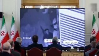 سفراء 4 دول أوروبية أمام شاشة عرض في إيران