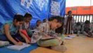 قرب &laquo;الخط الأصفر&raquo;.. أطفال غزة يخوضون &laquo;رحلة دراسية&raquo; محفوفة بالخطر