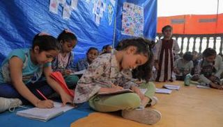 أطفال يتلقون دروسهم في غزة