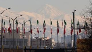 أعلام إيرانية ترفرف غرب طهران