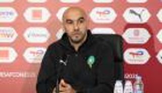 &laquo;لاعب الكاميرون ارتكب خطأ كبيراً&raquo;.. ماذا قال الركراكي قبل مواجهة نيجيريا؟