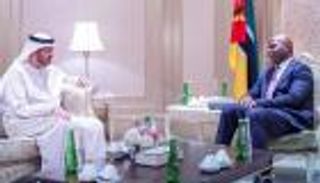 سلطان الجابر يناقش ملفات الاستثمار مع موزمبيق والفلبين في أبوظبي