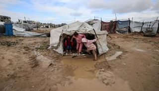 الأمطار تُغرق خيام النازحين في غزة