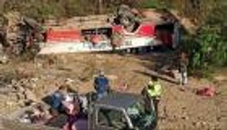 يقودها طفل .. مصرع 11 شخصًا في بوليفيا بعد اصطدام حافلة بشجرة