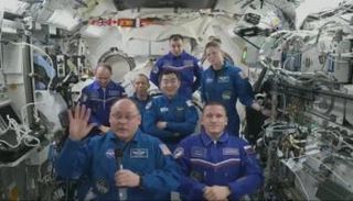 احتفال نقل قيادة المحطة الفضائية إلى رائد الفضاء الروسي سيرجي كود