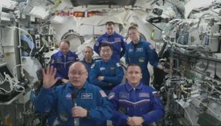 احتفال نقل قيادة المحطة الفضائية إلى رائد الفضاء الروسي سيرجي كود